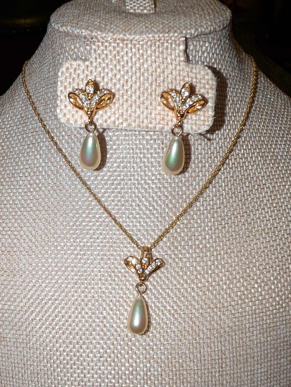 Roman Gold Teardrop Pearl Pendant Necklace and Earring Set